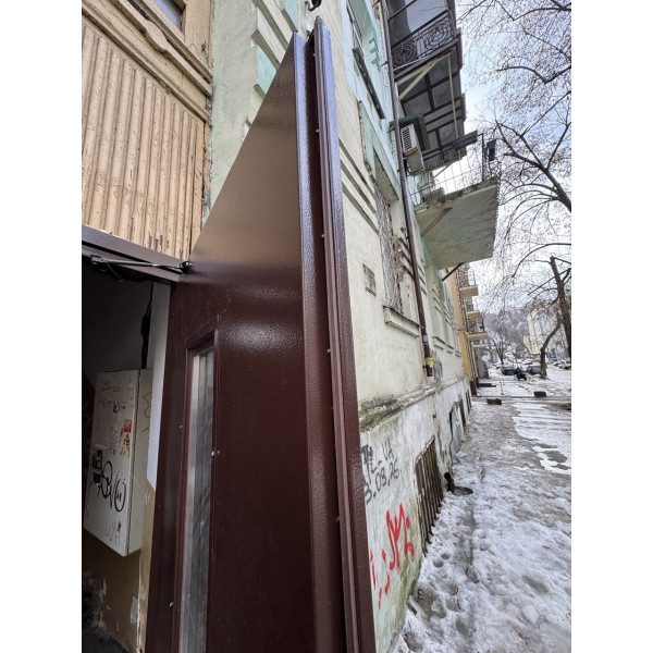 Металеві двері в під’їзд з ковкою, склопакетом та кодовим замком