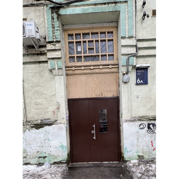 Металеві двері в під’їзд з ковкою, склопакетом та кодовим замком