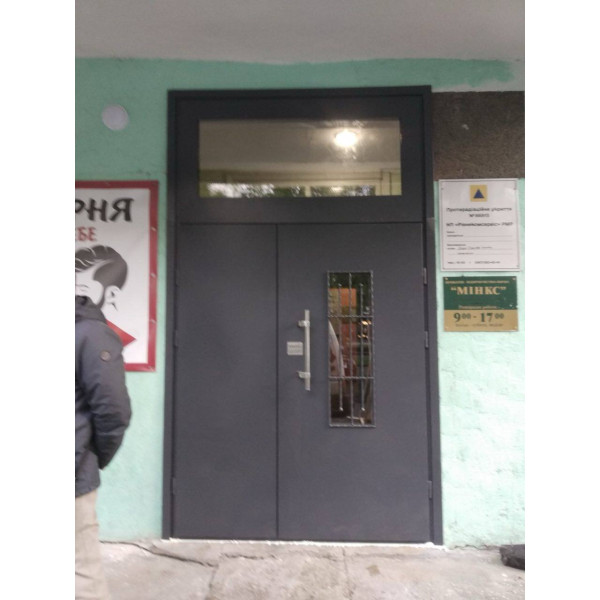 Металеві двері в під’їзд 1600х2550 з фрамугою, двома склопакетами, ковкою та кодовим замком